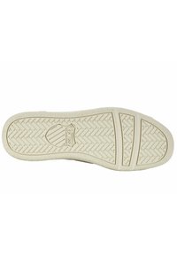 Suola in gomma color off-white, con motivo a spina di pesce e logo a scudo. Superficie testurizzata per aderenza e durata.