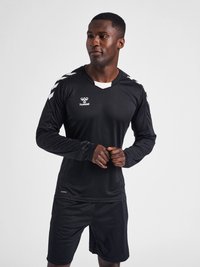 Zwarte sportshirt met lange mouwen en V-hals, voorzien van witte accenten, gecombineerd met bijpassende zwarte sportshorts. Gemaakt van een gladde, lichte stof.