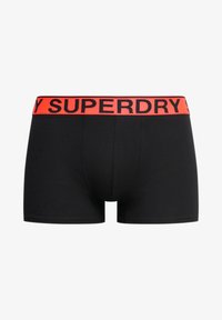 Czarne bokserki z jednolitym wzorem. Posiadają czerwony pas z napisem "SUPERDRY" w odważnym czarnym boldzie. Wykonane z miękkiego materiału bawełnianego.
