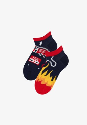 Calcetines cortos azules con un diseño de camión de bomberos en un calcetín y llamas en rojo y amarillo en el otro. Tela suave con acabado sin costuras.