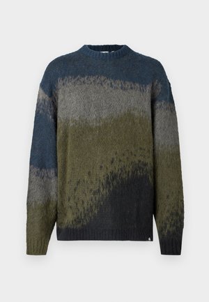 Sweter dziany z okrągłym dekoltem, z zielonym, szarym i niebieskim wzorem gradientowym, miękką fakturą, luźnym krojem oraz prążkowanymi mankietami i dolnym brzegiem.