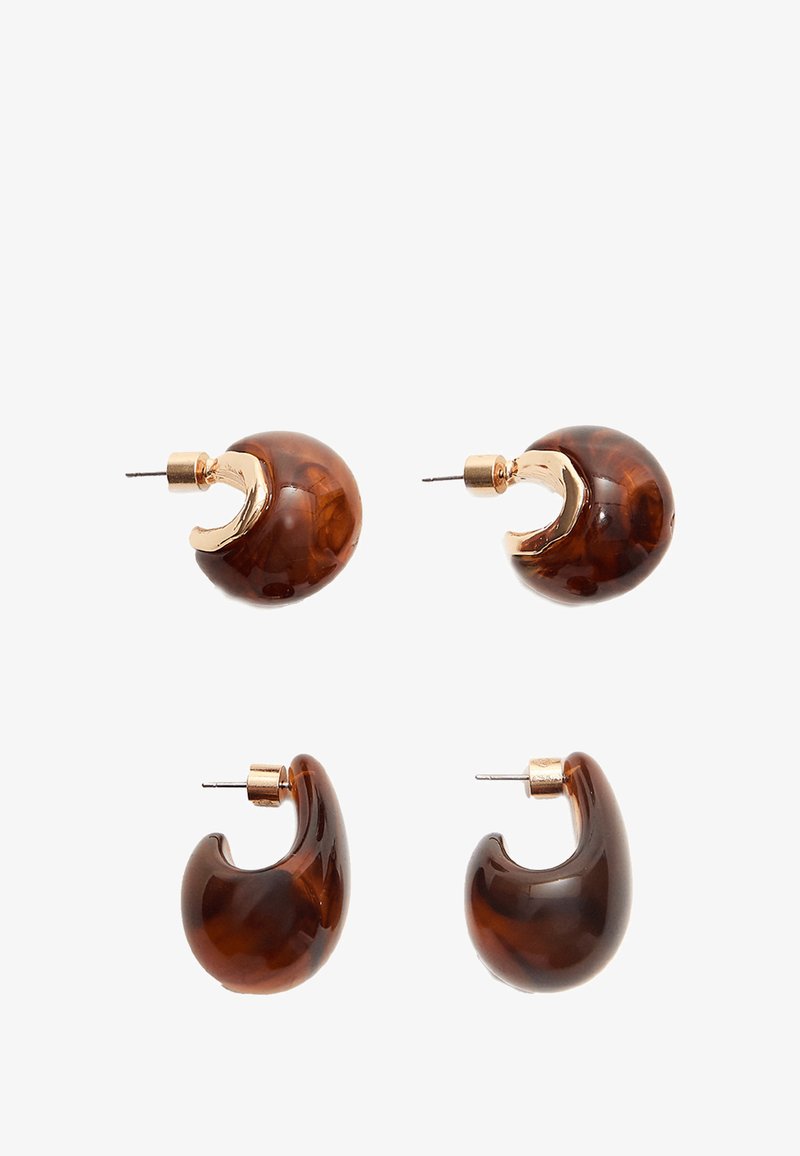 Boucles d'oreilles en résine brune de deux formes : une sphérique et une courbée. Accent en métal doré près des fermoirs. Surface lisse avec une finition brillante.
