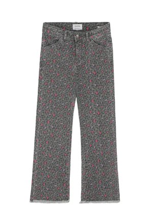 Jeans grises con un estampado de leopardo en verde oscuro, negro y rosa. Presentan un diseño acortado y de campana con dobladillos deshilachados.