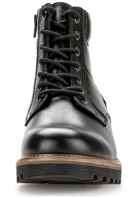 Černá kožená šněrovací bota s kulatou špičkou, texturovaným povrchem, kovovými očky a robustní dřevěnou podrážkou. Disponuje bočním zipem pro snadnější obouvání.