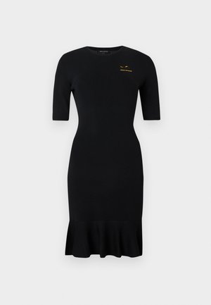 Schwarz geformtes Kleid mit kurzen Ärmeln, geripptem Muster, ausgestelltem Saum und dezentem gelben Branding auf der Brust. Glatte Stoffoberfläche.