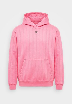 Vaaleanpunainen huppari hienovaraisilla pystysuorilla raidoilla, etutasku, resorit hihansuissa ja helmassa sekä pieni logo pääntiellä.