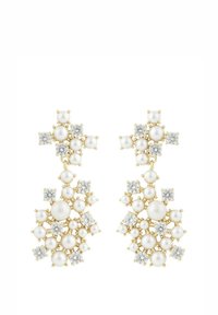 Guldtonade örhängen med kluster av vita pärlor och klara stenar, med en geometrisk design och intrikata detaljer.