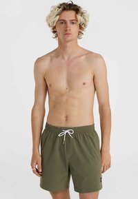 Shorts de bain vert olive en tissu léger, dotés d'une taille élastique, d'un cordon blanc et d'un tag logo sur le côté.