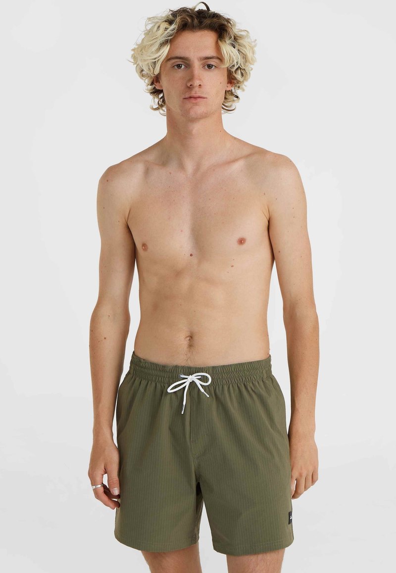 Shorts de bain vert olive en tissu léger, dotés d'une taille élastique, d'un cordon blanc et d'un tag logo sur le côté.