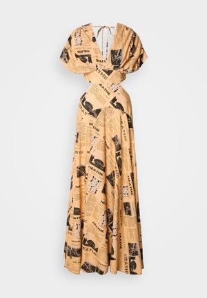 Robe longue beige avec un imprime de journaux en noir. Elle a un décolleté en V profond, des manches bouffantes et une fermeture à nouer dans le dos. Jupe fluide avec des plis.