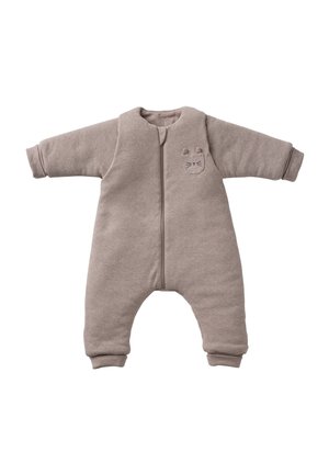 Beige Babystrampler mit langen Ärmeln, Reißverschluss vorne, gerippten Bündchen und einem kleinen gestickten Katzenkopf auf der Brusttasche.