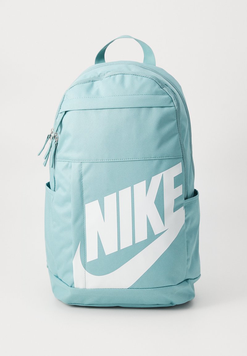 Mochila de tecido azul claro com um grande logótipo branco da Nike, compartimento principal com fecho e bolso lateral. Material durável com uma textura suave.