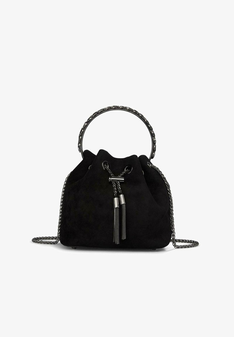 Bolso de bucket de ante negro con un mango superior redondeado y correa de cadena, con herrajes en tono plateado y borlas decorativas.