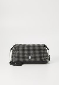 Bolso negro con una superficie texturizada, ojales de metal, forma curva, correa de hombro desmontable y una placa de logo plateada.