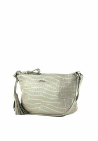 Bolso gris con estampado de cocodrilo hecho de cuero sintético, que presenta un cierre con cremallera y un detalle de borla en la correa.