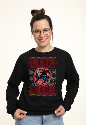 Sudadera negra con un gráfico de Black Widow en rojo y azul, que presenta un patrón festivo con copos de nieve y las palabras "BLACK WIDOW."