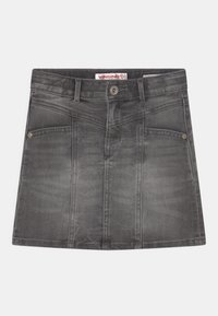 Grå denimkjol med rak skärning, framfickor, kontrasterande sömmar och knäppning i midjan.