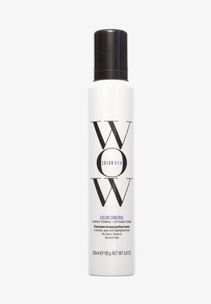 Color Wow Foam Tendente Viola in una bottiglia cilindrica elegante e bianca con testo nero audace e un tappo nero; 200ml, formula senza alcool.