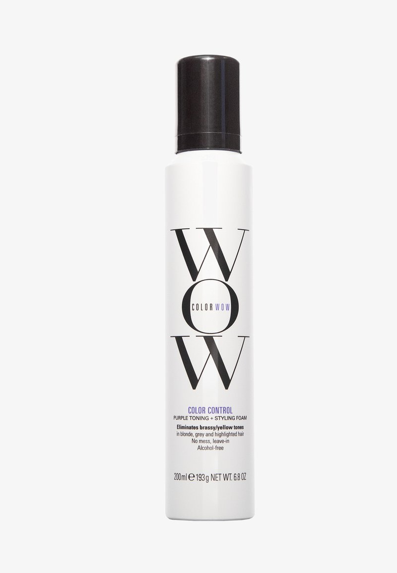 Color Wow Paarse Toning Foam in een slanke, witte cilindervormige fles met gedurfde zwarte tekst en een zwarte dop; 200 ml, alcoholvrije formule.
