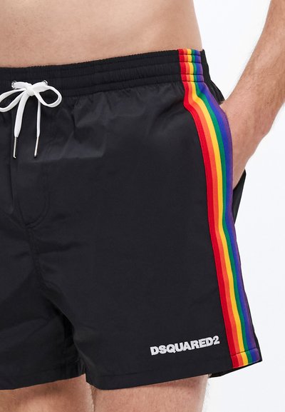 Pantaloni de baie negri cu șnur alb, având o dungă curcubeu pe lateral și logo-ul "DSQUARED2" brodat alb.