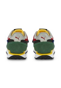 Zelené a šedé semišové tenisky s barevnými akcenty v červené, žluté a modré; mají silnou bílou mezipodešev a texturovanou černou podešev.