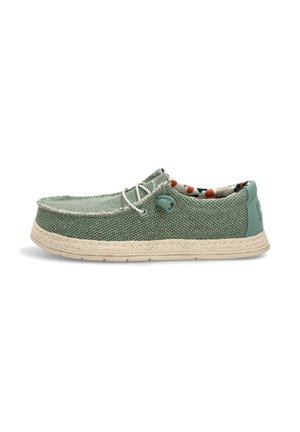 Zapato tipo slip-on casual de tela tejida verde con cordones blancos, suela beige texturizada y forro interior colorido con estampado, vista lateral.