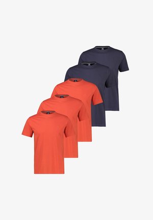 Pięć t-shirtów z krótkim rękawem i okrągłym dekoltem ułożonych w rzędzie, trzy pomarańczowe z przodu i dwa granatowe z tyłu, prezentowanych na białym tle.