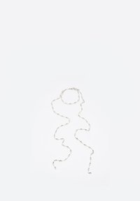 Collar de cadena plateada con eslabones ovalados alargados, acabado texturizado y diseño fluido y flexible. No se ve el cierre.