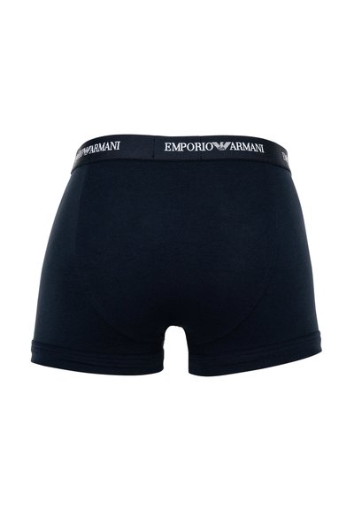 Μαύρα boxer briefs ανδρών με ελαστική ζώνη μέσης που φέρει το λευκό λογότυπο Emporio Armani και το έμβλημα αετού, απεικονιζόμενα από πίσω.