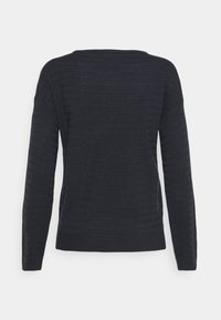 Pull bleu foncé à manches longues, motif rayé texturé, encolure arrondie et poignets et ourlet côtelés pour un look ajusté.