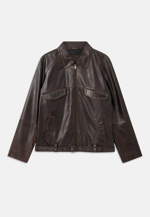 Chaqueta de cuero marrón oscuro con cremallera frontal, dos bolsillos de solapa en el pecho, dos bolsillos laterales, cuello, mangas largas y cinturilla ajustable.