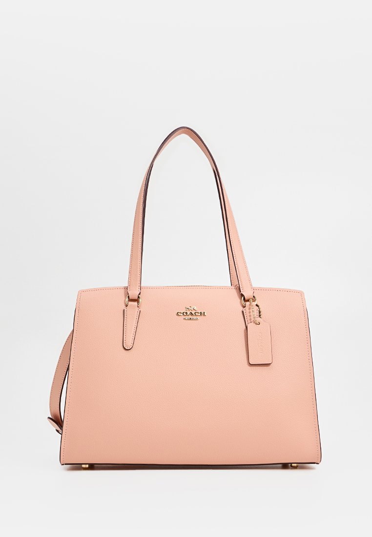 Rosa läderhandväska med dubbla handtag på toppen, signaturlogotyp på framsidan, guldfärgad hårdvara och en avtagbar tag. Rektangulär form med strukturerad yta.