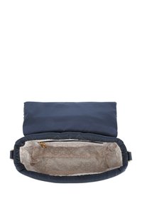 Borsa imbottita navy con design a ribalta, caratterizzata da un interno morbido e un motivo con logo. Include una chiusura con gancio in tonalità oro per una chiusura sicura.