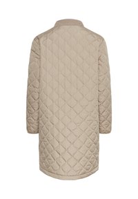 Quiltet beige oversized jakke med et tekstureret diamantmønster, ribbet krave og lange ærmer, der har en lige kant og minimale detaljer.