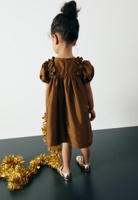 Next RUFFLE REGULAR FIT - Koktel haljina / svečana haljina - olive green taffeta
