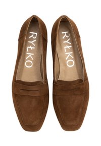 Mocassini in suede marrone con punta quadrata e un accento decorativo a intaglio. L'interno presenta una fodera in pelle beige e un logo ben visibile.