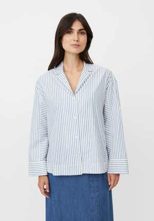 Bílo-modrá pruhovaná košile na knoflíky s límečkem, dlouhými rukávy a volnějším střihem. Má vertikální pruhy a rovný spodní lem.