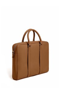 Bolsa de cuero marrón para portátil con superficie texturizada, dos asas en la parte superior, cierre con cremallera y un sutil detalle de costura.