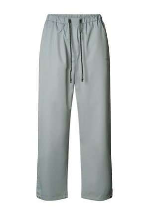 Pantalon imperméable gris clair en tissu lisse, doté d'une taille élastique, d'un cordon de serrage et de fermetures à pression aux chevilles.