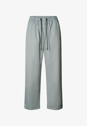 Pantalon imperméable gris clair en tissu lisse, doté d'une taille élastique, d'un cordon de serrage et de fermetures à pression aux chevilles.
