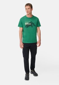 camel active MIT RUNDHALSAUSSCHNITT - T-shirts print - green