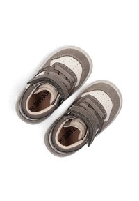 Grijze en beige kindersneakers met een bovenwerk van suede en mesh, klittenbandsluitingen, geperforeerde teenbox en rubberen zool. Inclusief platte veters.