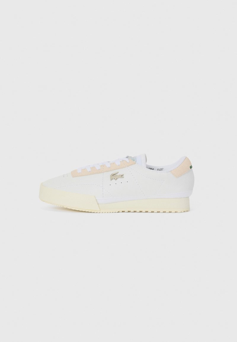 Valged sneakers beeži sametist aktsendiga, millel on paeltega sulgemine, perforatsioonid ja tekstuuriga kummitald. Minimalistlik disain.