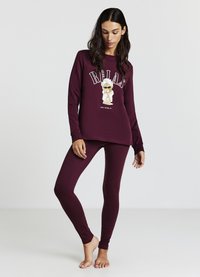 Ensemble de vêtements d'intérieur bordeaux comprenant un haut à manches longues avec l'inscription « RELAX » et un motif d'ours en peluche, accompagné d'un legging ajusté assorti.