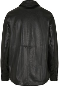 Veste en cuir noir avec une silhouette décontractée, présentant un col cranté, des manches longues et une texture subtile sur la surface.