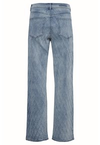 Vaqueros de denim azul claro con un patrón de diamantes acolchado, corte holgado, cinco bolsillos y un logotipo en la cinturilla. Detalle de superficie texturizada visible.