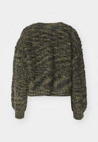 Pull en maille vert foncé avec une surface texturée et duveteuse. Dispose d'un col rond, de manches longues et d'un ourlet court.