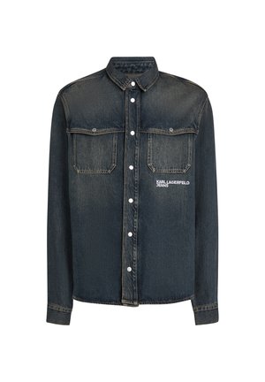 Donker denimjack met een knoopsluiting aan de voorkant, twee borstzakken, puntige kraag en witte borduursel "KARL LAGERFELD JEANS."