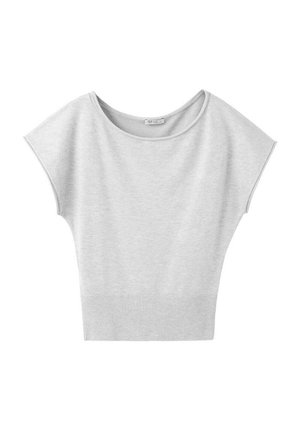 Pull en maille gris clair à manches courtes avec un large col bateau et un ourlet côtelé, présenté à plat sur un fond blanc.