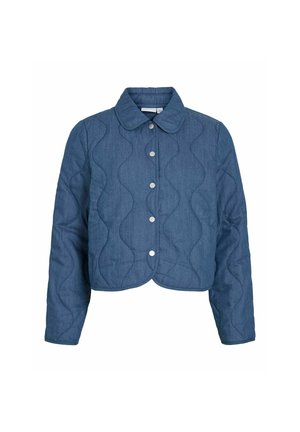 Blå quiltad jacka med rund halskrage, rundad fåll och tryckknappar, med ett strukturerat vågmönster på tyget.